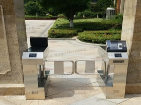 張家港伊頓花園別墅人行通道閘(護(hù)外人臉識(shí)別加擺閘) 張家港伊頓花園別墅人行通道閘(護(hù)外人臉識(shí)別加擺閘)